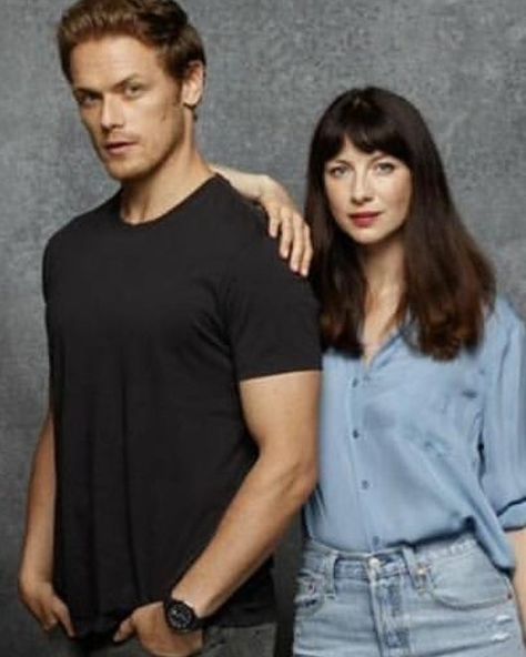 Super coolness #SamHeughan #CaitronaBalfe #Outlander #SDCC2017 #ew #comicconbash2017 LA Times photo booth via ✨ @padgram ✨(http://dl.padgram.com) Outlander Funny, Outlander Novel, Outlander Cast, Sam Hueghan, Outlander Characters, October Wallpaper, Diana Gabaldon Outlander, Sam Heughan Caitriona Balfe, Outlander Casting