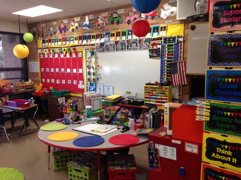 Kindergarten classroom, front of the room 90s Classroom Aesthetic, Early 2000s Classroom, School Nostalgia Aesthetic, 2000s Classroom, Y2k Classroom, Kindergarten Aesthetic, Old School Classroom, Elementary Memories, 2000s High School