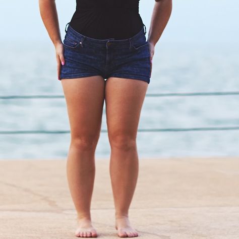 Get tips for wearing shorts if you have big thighs on SheFinds.com. Big Legs Summer Outfits, Shorts For Big Legs, Big Legs Outfit Summer, Summer Outfits Big Thighs, Shorts For Short Women, Big Thighs Outfit Aesthetic, Big Calves Women, Big Legs Outfit, Outfits For Big Thighs