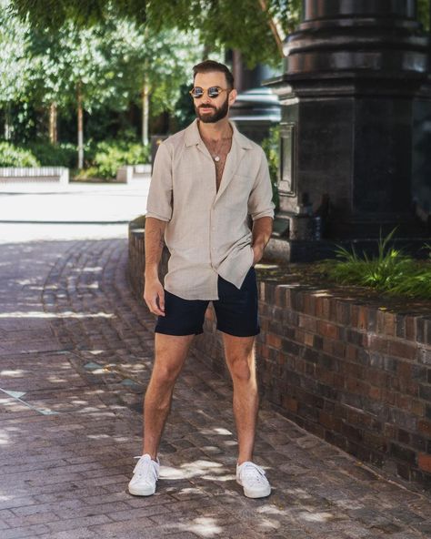 White Shirt Black Shorts Outfit Men, Tan Shirt Outfit, Leather Sneakers Outfit, Short Sleeve Shirt Outfit, Casual Wedding Outfit, Linen Shirt Outfit, Black Shorts Outfit, Shoes Veja, White Shoes Outfit