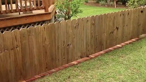 Pin for Summer! Place bricks or paver blocks under your fence to keep grass from growing too close making it easier to mow all summer long! #yard #hacks Fence Border Landscaping, Yard Hacks, Border Landscaping, Fence Edging, Fence Border, Brick Border, Paver Blocks, Privacy Landscaping, Brick Fence