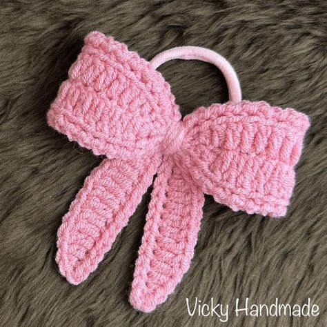 Vicky Handmade Crochet Hair Bows, Bow Hair Tie, Crochet Outfits, Crochet Bow, 8 Martie, Crochet Hair Clips, Crochet Decor, Knitting Tutorials, Crochet Bows