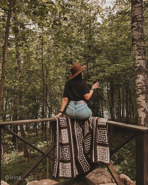 Cabin Portrait Photography, Cabin Selfie Ideas, Cabin In The Woods Outfit, Cabana Photoshoot Ideas, Cabin Photo Ideas, Cabin Picture Ideas, Treehouse Photoshoot, Cabin Photoshoot Ideas, Cabin Instagram Pictures