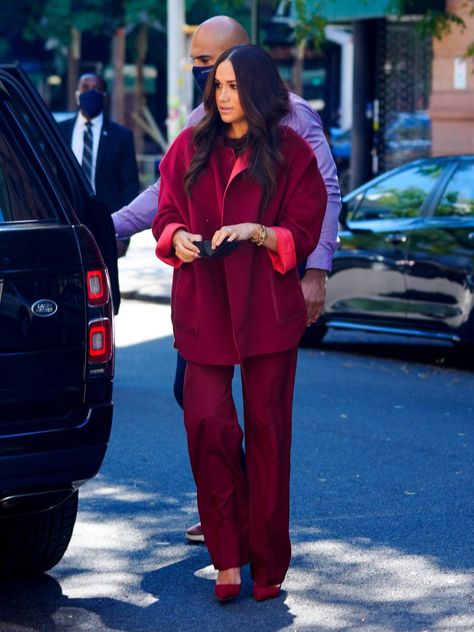 Estilo Meghan Markle, Red Pantsuit, Suits Actress, Mahalia Jackson, Meghan Markle Outfits, Meghan Markle News, Prins Harry, Meghan Markle Style, Great Coat