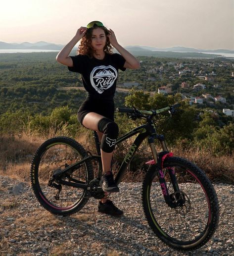 Mountain Bike Outfit Woman, Mtb Outfit, Mountain Biking Outfit, Bike Outfits Women, Cycling Aesthetic, Mtb Women, Mtb Girl, Bicycle Chic, Mountain Biking Women