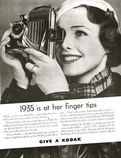 Kodak (1935). Camera Ads, 1930s Hair, Flapper Girls, Girls With Cameras, Kodak Camera, Photos Travel, Camera Vintage, Photo Gear, Vintage Papers