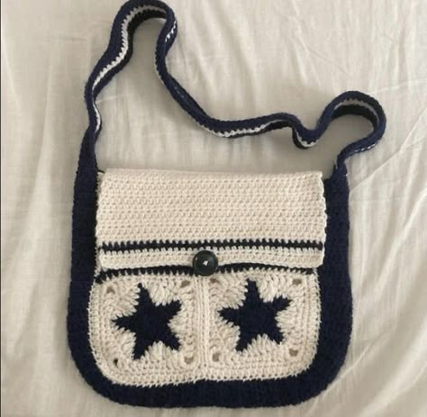 Star Messenger Bag Crochet, Crochet Satchel, Crochet Messenger Bag, Looks Hippie, Star Bag, Black And White Bags, Ideas Clothes, Crochet Bows, Crochet Design Pattern