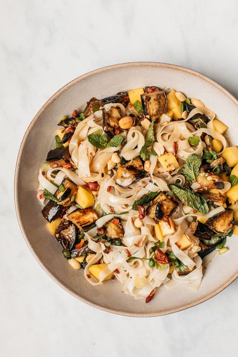 This perfectly balanced miso aubergine rice noodle bowl makes an amazing lunch. The sweet and juicy mango, crunchy toasted peanuts, rich and meaty aubergine, fresh herbs and spicy chilli all combine to make this bowl extremely satisfying. Miso Aubergine, Rice Noodle Bowl, Leftover Noodles, Spicy Chilli, Rice Noodle Salad, Deliciously Ella, Rice Noodle, Noodle Salad, Noodle Bowl