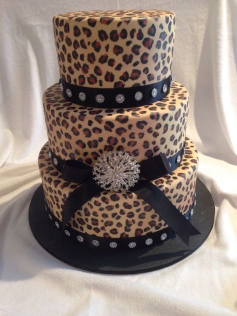 Hand Painted lepord Print Wedding Cake! Cheetah Print Cakes, Mud Cakes, Leopard Cake, Caramel Mud Cake, Leopard Print Cake, Cake Painting, Red Birthday Cakes, Animal Print Cake, Red Cake