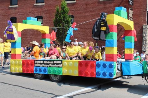 Kiddie Parade Ideas, Float Designs Parade, Kids Parade Floats, Parade Ideas, 4th Of July Parade, Boat Parade, Toys Land, Parade Float, Christmas Parade