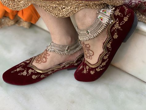 Bridal Chappals Indian, Bridal Jutti, Bridal Kit, Bridal Flat Sandals, Wedding Sandals For Bride, Indian Wedding Shoes, Silver Anklets Designs, Bridal Slippers, Indian Shoes