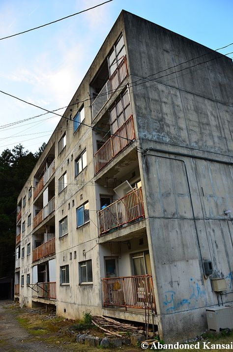 abandoned apartment/kansai Apocalypse Apartment, Rundown Apartment, Run Down Apartment, Abandoned Apartment, Abandoned Apartment Aesthetic, Japanese Apartment Building, Abandoned Places Japan, Abandoned Japan, Abandoned Apartment Building