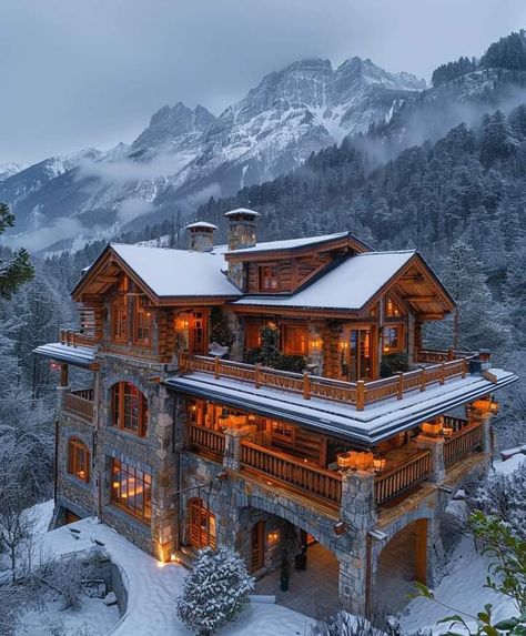 Winter Lodge Exterior, Big Cabin Houses, Canadian Mansions, Winter Mountain House, Luxury Winter Cabin, Mountain Homes Interiors, Winter Mansion, Log Cabin Mansions, Cabin Luxury