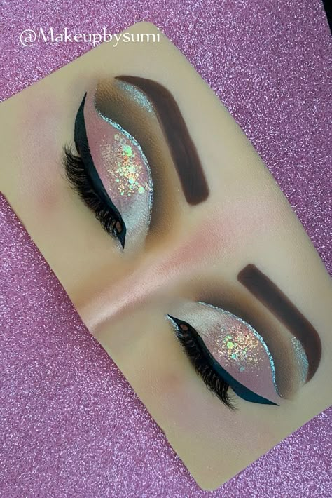 Pink Glam 🩷 🤩🥰 Pink Glam Eye Makeup, Glitter Cut Crease Makeup, Teal Makeup, Golden Eye Makeup, Glam Eye Makeup, Maquillage Yeux Cut Crease, Makeup Practice, Makeup Ideas Eyeliner, Glitter Makeup Looks