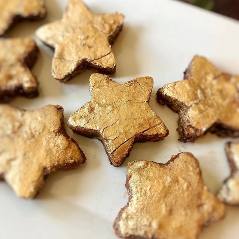 Last night's Oscars were filled with stars (and enough drama to last us until next year). Instead of showing up to an Oscars party with a regular dessert, we cut brownies (made from a box) into stars and added this gold dust to the top. It took the sweet treat to a new level without much effort. We're definitely stor Oscars Party, Gold Dust, Sweet Treat, The Sweet, Gingerbread Cookies, A Box, Brownies, Sweet Treats, Gingerbread