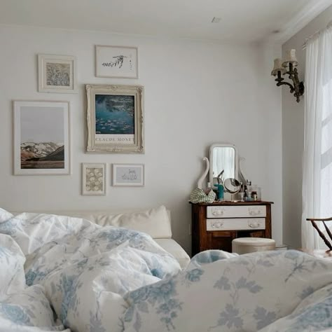 Costal Room Aesthetic, Beach House Bedroom Aesthetic, Coastal Grandmother Aesthetic Bedroom, Costal Bedroom Aesthetic, Coastal Aesthetic Bedroom, Paige Lorenze, Coastal Bedroom Aesthetic, Costal Bedroom, Bedroom 2023