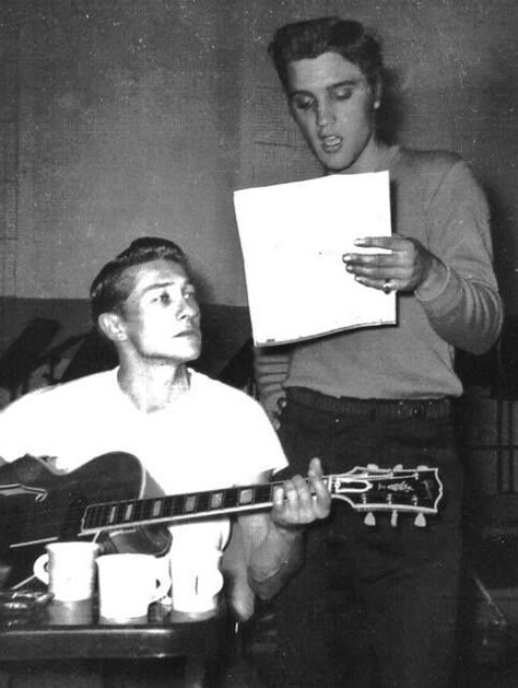 Elvis & Scotty Moore - September 2, 1956 Radio Recorders - West Hollywood… Scotty Moore, Sun Records, Young Elvis, Elvis Photos, Presley Family, King Of Rock And Roll, Elvis Presley Photos, Chuck Berry, Lisa Marie Presley