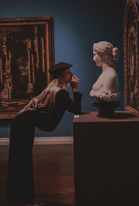 Museum Photoshoot, Person Photography, Museum Outfit, Paris Photoshoot, Museum Photography, Galleria D'arte, Most Paused Movie Scenes, Pause Button, Airbrush App