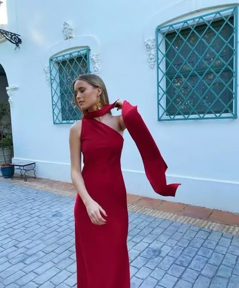 No Lie , We Found The Chicest Wedding Guest Outfits To Wear - CLOSS FASHION Bride Guest Dress, Red Formal Dress Outfit, Red Dress Wedding Guest, Red Gala Dresses, Wedding Guest Dress Winter, Wedding Guest Dress Elegant, Red Wedding Guest Dresses, Red Dress Formal, Vietnam Clothes