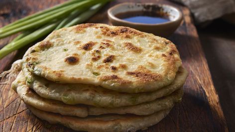 Korean Scallion Pancake, Chinese Scallion Pancakes, Scallion Pancakes Chinese, Scallion Pancake Recipe, Dumpling Wrapper, Crispy Pancakes, Restaurant Appetizers, Pancakes From Scratch, Scallion Pancakes