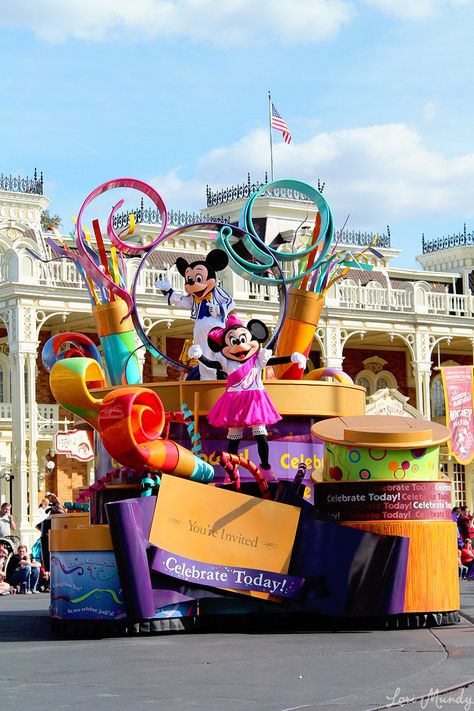 Disney World Parade, Festival Of Fantasy Parade, Parade Design, Mickey And Minnie Love, Disney Parade, Disney World Rides, Disney Face Characters, Parade Float, Disney Photos