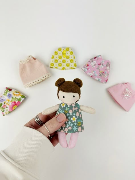 Simple Doll Pattern, Tiny Dolls To Make, Sewing Gifts For Friends, Mini Doll Pattern, Tiny Rag Doll, Fabric Dollhouse, Travel Dollhouse, Pocket Pals, Backpack Sewing