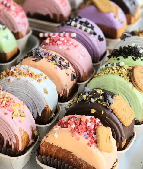 Colorful Pastries, Pretty Pastries, Food To Share, Best Freeze Dried Food, Comfort Desserts, Food Pairing, Kawaii Cooking, Artistic Ideas, Pastry And Bakery