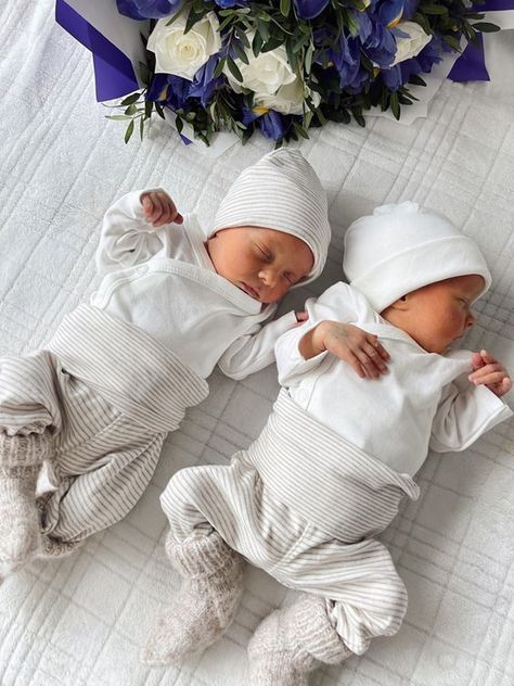 Twins Vision Board, Twin Girls Aesthetic, Twin Bond, Twin Aesthetic, Twin Babies Pictures, Twins Aesthetic, Twin Baby Gear, Twin Baby Photos, Baby Going Home Outfit