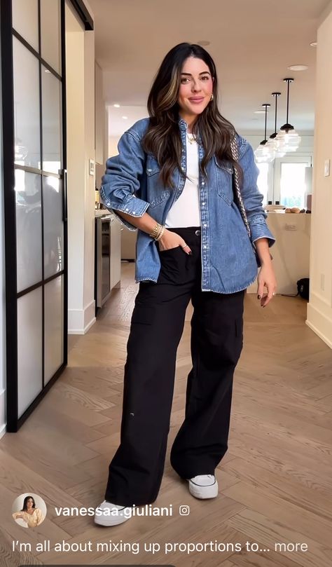 Wide Cargo Pants Outfit, Wide Leg Cargo Pants Outfit, Cargo Jeans Outfit Women, Cargo Jeans Outfit, Wide Cargo Pants, Wide Pants Outfit, Cargo Outfit, Wide Leg Pants Outfit, Wide Leg Cargo Pants