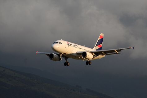 LATAM Airlines actualizará su flota de la familia #A320 con la función de optimización del perfil de descenso (DPO) de @Airbus, generando millones de ahorro 👇 https://www.nlarenas.com/2021/09/optimizando-descenso-latam-airlines-ahorrara-millones/ Ecuador, Airlines, Passenger, Aircraft, Vehicles