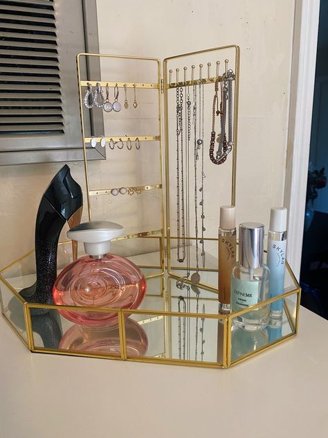 Glass tray, mirror tray, perfume, organization, bedroom, goals, clean girl, bedroom aesthetic, jewelry Jewelry And Perfume Organization, Jewelry Organizer Aesthetic Bedroom, Perfume Holder Ideas, Perfume Tray Aesthetic, Urban Outfitters Jewelry Holder, Jewelry Holder Aesthetic, Aesthetic Jewelry Holder, Jewelry Organizer Aesthetic, Perfume Decor