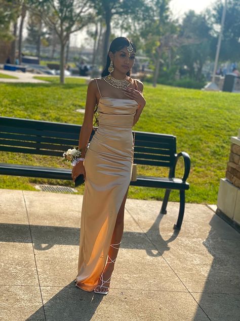 Gold Dress Long Classy Prom, 8th Grade Prom Dresses Formal, 8th Grade Dance Dresses Long, 8th Grade Prom Dresses Long, 8th Grade Graduation Dress Ideas, Champagne Hoco Dress, Birthdays Outfits, Eighth Grade Dance Dresses, Prom 2k23