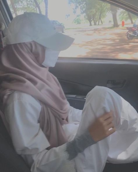 Don't use my face to be faker. Modern Hijab, Ootd Aesthetic, Muslim Style, Malaysia Airlines, Hijab Niqab, Modern Hijab Fashion, Pose Fotografi, Real Friendship, Real Friendship Quotes