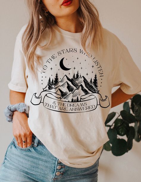 Sarah J Maas Shirt, Book Lover Shirt, Terrasen Shirt, ACOTAR Shirt, SJM Bookish Shirt, Velaris T shirt, Comfort Colors® SJM, Bookish Shirt F I T ∙ & ∙ S I Z I N G : -->These Unisex T-shirts have a modern-fit. Consult the size chart in the pics for an accurate fit. -->Women's sizes are narrower than the waist. -->Sleeves are rolled up in some product pictures. They do not come rolled up on delivery. T I M E ∙ T O ∙ D E L I V E R Y : -->Processing and production time is 1-2 business days. -->Deliv Acotar Shirt, Court Of Dreams, Court Of Thorns And Roses, Night Court, Adventure Shirt, Sarah J Maas, Sarah J, Star Shirt, Camping Shirt