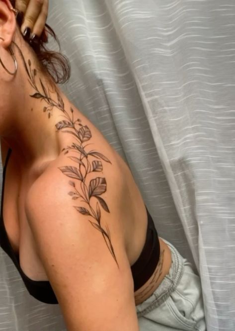 Flower Wrap Around Tattoo Shoulder, Tatoos Shoulder Women, Tattoo Ideas Back Of Arm, Cute Tattoo Placement For Women, Shoulder Tattoos Women, Around Arm Tattoo, Spine Tattoos For Women, Pretty Tattoos For Women, Dope Tattoos For Women