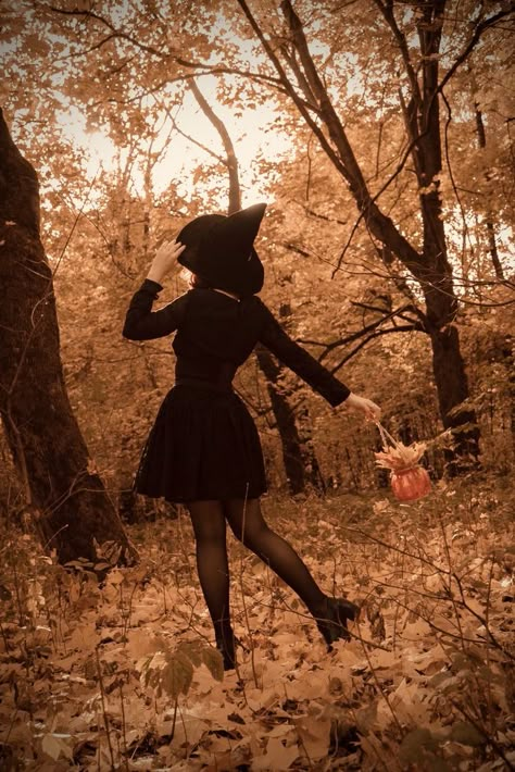 Witchy Fall Aesthetic Wallpaper, October Witch Aesthetic, 50s Witch Aesthetic, Halloween Photoshoot Witch, Witch Autumn Aesthetic, Witch Aesthetic Photography, Spooky Season Aesthetic Outfits, Witch Halloween Photoshoot, Spookily Yours