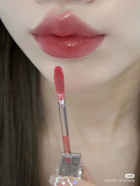 Douyin Lip Makeup, Douyin Lip, Bigger Lips Makeup, Asian Makeup Style, Makeup For Downturned Eyes, Korean Style Makeup, Downturned Eyes, Bigger Lips, Eye And Lip Makeup