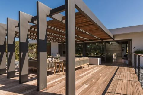 Pacific Palisades Residence-O plus L-11-1 Kindesign Screen Pergola, Pergola Wall, Decks Designs, Pergola Modern, Pergola Deck, Pergola Diy, Modern Pergola, Pergola Attached To House, Patio Pergola