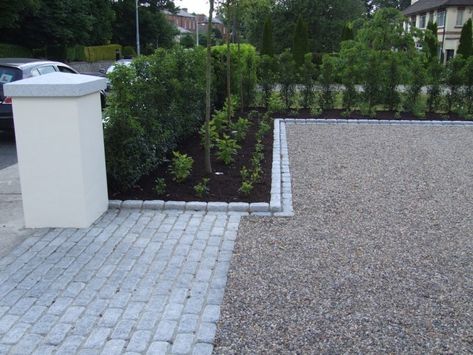 Gravel Driveway Landscaping, Front Driveway Ideas, Landscaping Entrance, Front Garden Ideas Driveway, Garden Ideas Driveway, Driveway Entrance Landscaping, Resin Driveway, Driveway Paving, Stone Driveway