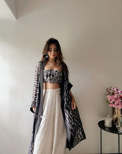 Dresses Trendy Party, Cute Party Dresses, Indian Outfits Modern, Looks Hippie, Dresses For Parties, Birthday Party Dresses, Black Kurta, Trendy Party Dresses, Trendy Outfits Indian