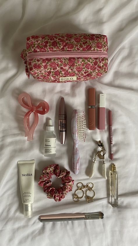 Makeup Wishlist Ideas, Makeup Bags Aesthetic, What’s In My Makeup Bag, It Girl Wishlist, Girly Things To Buy, Makeup Bag Ideas, It Girl Essentials, Skin Care Bag, Cosmetic Bag Aesthetic