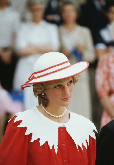 7 Current Fashion Trends That Diana, Princess Of Wales Did First | British Vogue Dots Outfit, Princess Diana Fashion, Hunter Bell, Chica Cool, Princess Diana Photos, Polka Dots Outfit, The Spencer, William And Harry, Diana Fashion