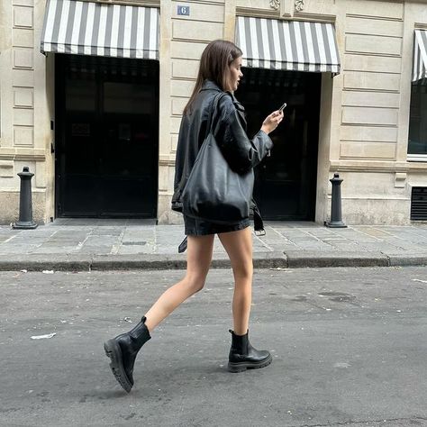 Parisiens in Paris 🇫🇷 (@parisiensinparis) • Instagram photos and videos Aestetic Picture, 2023 Paris Fashion, All Black Fit, Natural Fashion, Paris Girl, Cool Girl Style, Instagram Paris, French Girl Style, French Girls