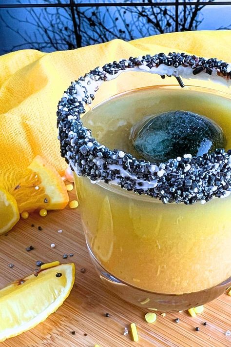 Lunar Lemonade Eclipse Punch For Kids - Fun eclipse party recipes! Make this moon lemonade drink for your lunar eclipse party, solar eclipse party drinks or for galaxy drinks for kids party themes #solareclipse #lunareclipse #eclipseparty #partydrinks #kidsdrinks #punch Eclipse Themed Food, Punch For Kids, Fun Kids Drinks, Solar Eclipse Party, Eclipse Activities, Drinks Lemonade, Party Menu Ideas, Drinks For Kids, Eclipse Party