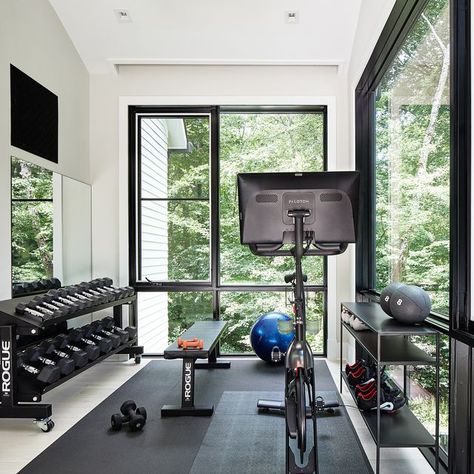 The home gym in our blue farmhouse in Santa Monica at 2036 Yorkshire Ave. Small Space Home Gym, Small Home Gyms, Modern Home Gym, Chill Lounge, Home Gym Ideas, Dream Home Gym, Small Home Gym, House Gym, Home Gym Setup