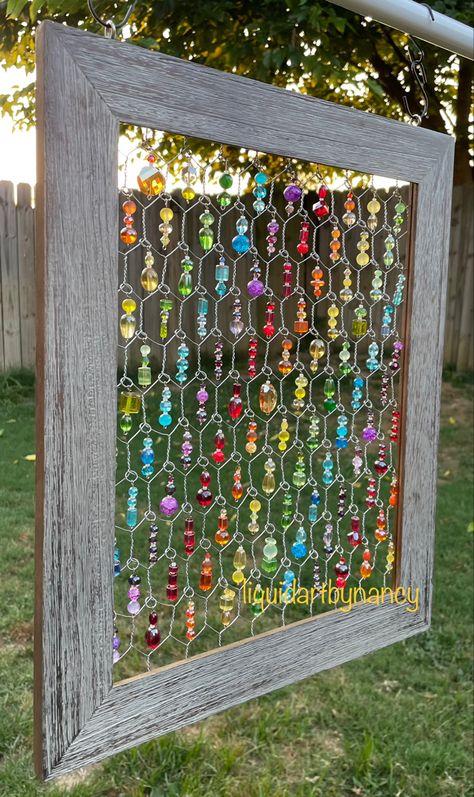 Flea Market Crafts To Sell Diy, Chicken Wire Frame With Beads, Beaded Chicken Wire Frame, Chicken Wire Suncatcher, Chicken Wire Suncatcher Diy, Summer Crafts For Adults, Glass Bead Suncatcher, Chicken Wire Projects, Chicken Wire Art