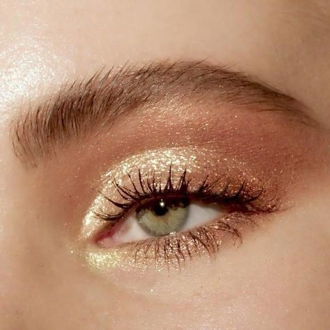 // m e t a l l i c Make Up Humor, Trucco Glam, Make Up Designs, Make Up Gold, Maquillage On Fleek, Gold Eye Makeup, Pinterest Style, Natural Eyeshadow, Beauty Make-up