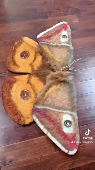 How to make your own fuzzy moth wings #fantasy #cosplay #larp #fairy Fuzzy Moth, Wings Costume Diy, Diy Fairy Wings, Bug Costume, Diy Wings, Moth Wings, Book Week Costume, Wings Costume, Diy Fairy