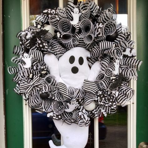 Ghost Wreaths For Front Door, Haloween Wreathes, Halloween Wreaths Ideas, Ghost Wreath Diy, Nbc Wreath, Halloween Wreaths Diy, Halloween Wreath Ideas Diy, White Mesh Wreath, Witch Halloween Wreath