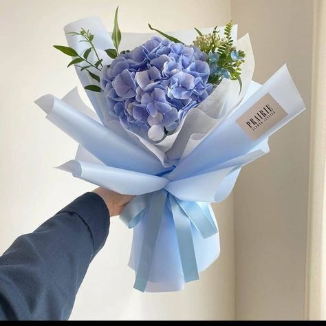 #flowerarrangementideas #flowerinspo #flowerideas #blueflowers Moonflower Bouquet, Buqet Flowers Aesthetic, Single Flower Bouquet, Fake Flower Bouquet, Flower Bouquet Diy, Boquette Flowers, Flower Gift Ideas, Flower Boutique, Flowers Bouquet Gift